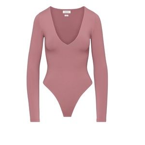 Aritzia Babaton v-neck long sleeve bodysuit Red Willow Small